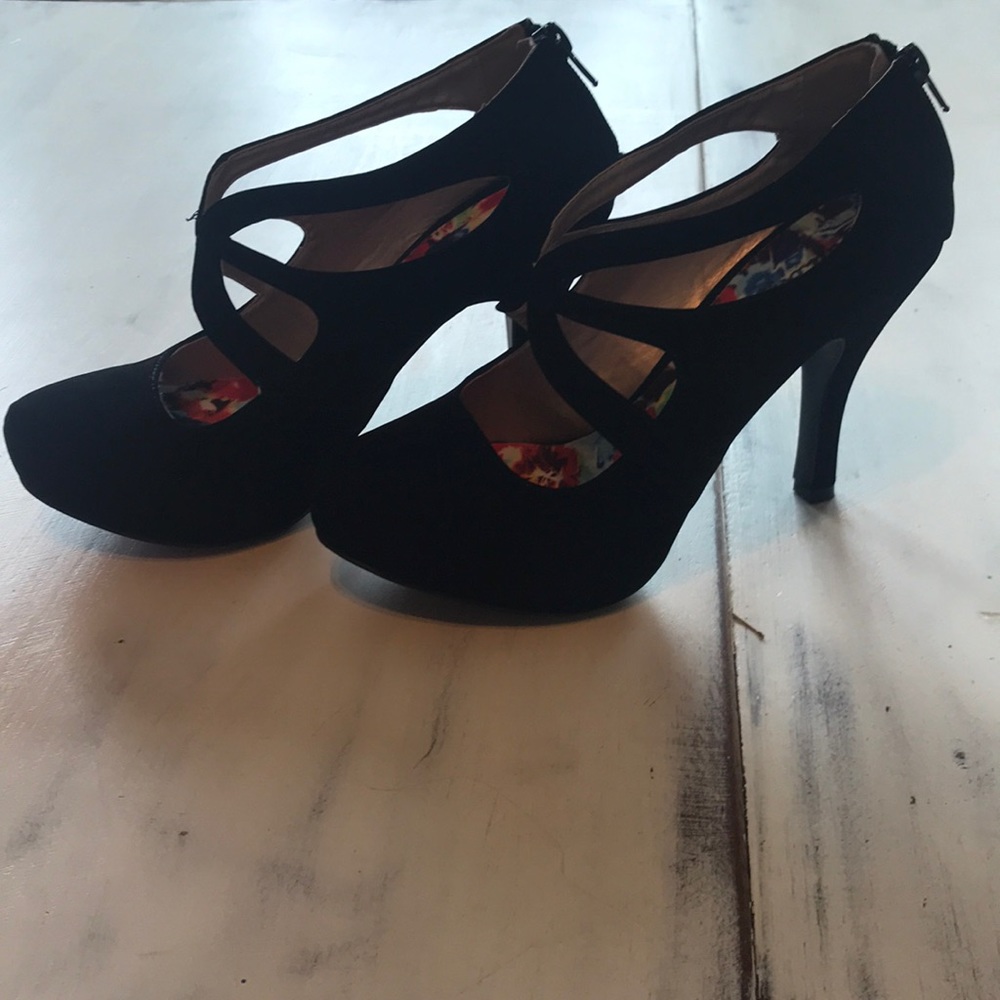Size 9, Black 4” Qupid heels